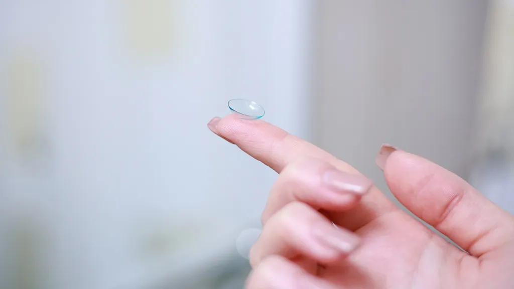 ブルーライトカット機能付きコンタクトは見た目が気になる?目立たせないコツを解説