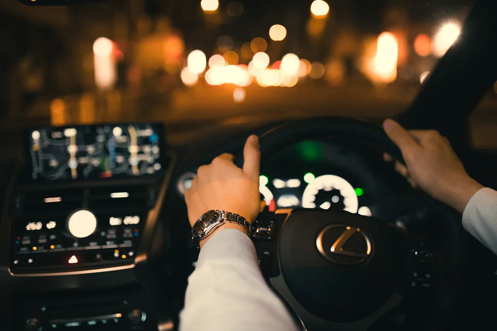 ブルーライトをカットするコンタクトが夜の運転を快適にする理由