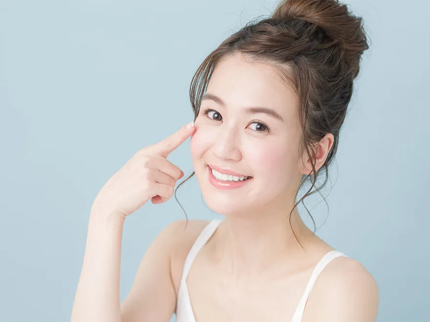 カラコンは何歳までOK?大人に似合う選び方をイメージ別に紹介