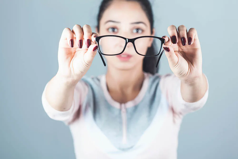 遠視用のカラコンとは?見える仕組みや近視・老眼との違いを解説。