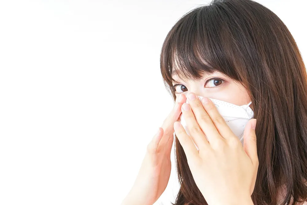 花粉症の時期はコンタクトレンズを避けるべき?影響や対処法を解説。