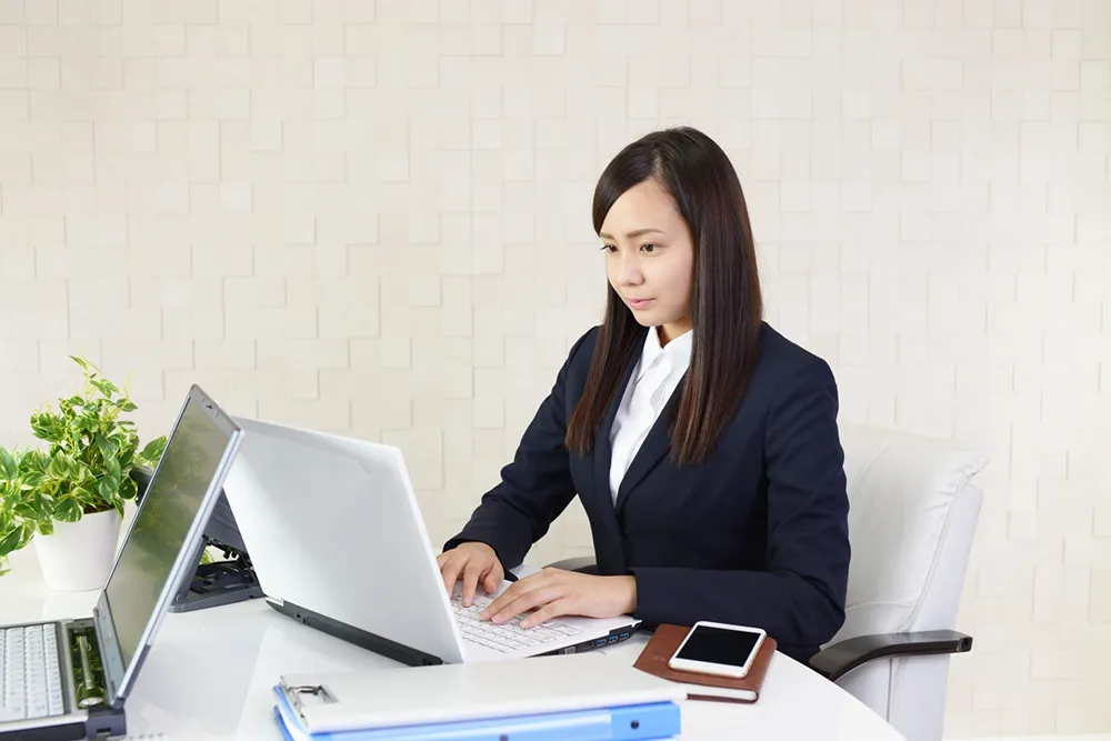 社会人のカラコンを選ぶポイント!オフィスでバレないアイテム3選。